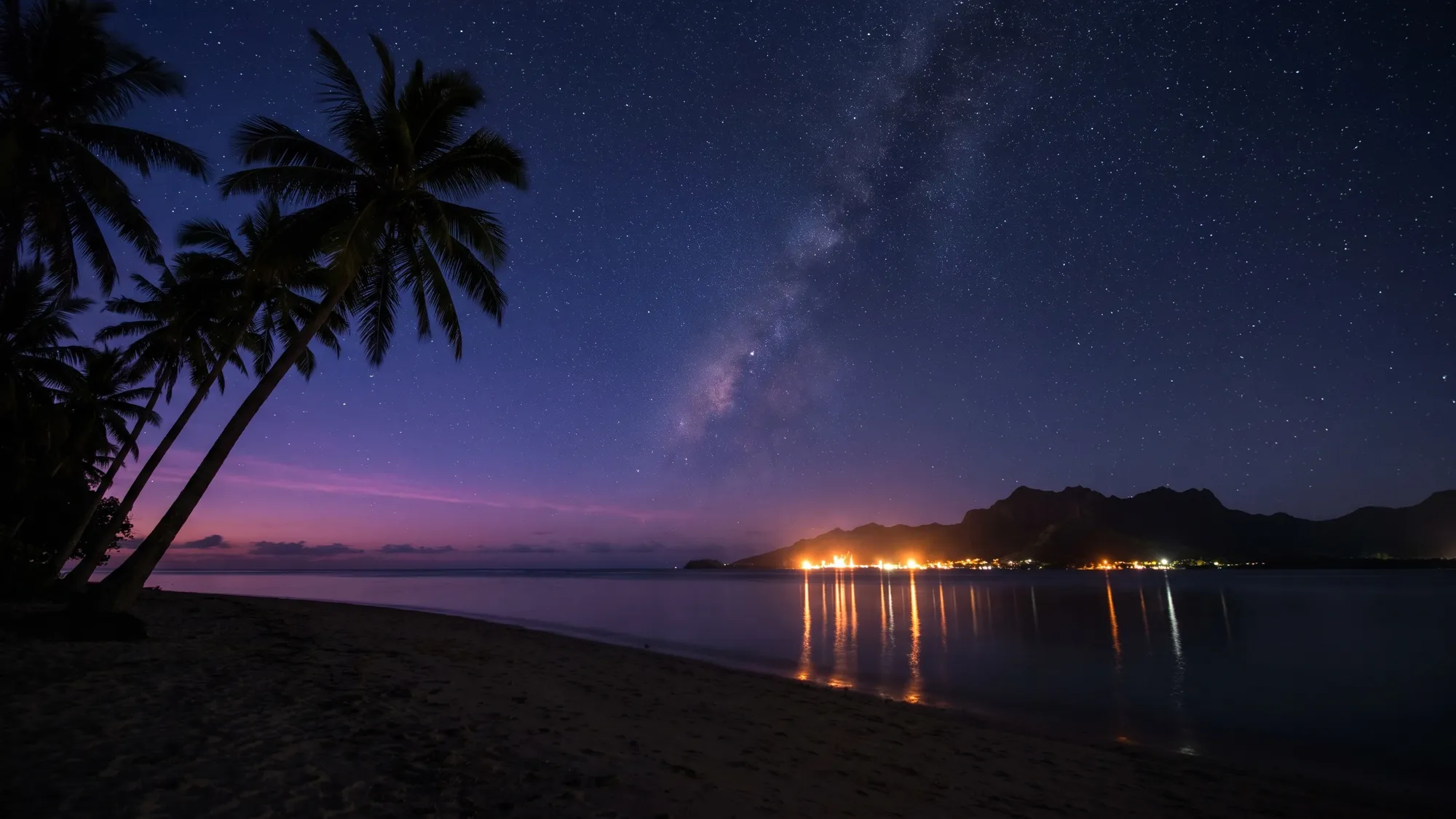 Illustration nocturne du littoral de Tahiti sous les étoiles