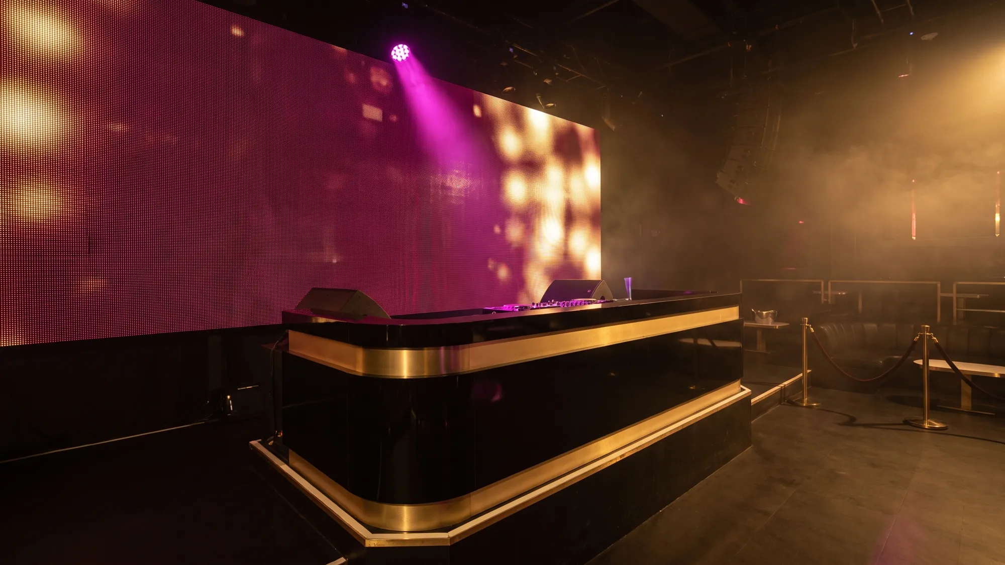 Illustration : cabine dj sous des éclairages roses et or